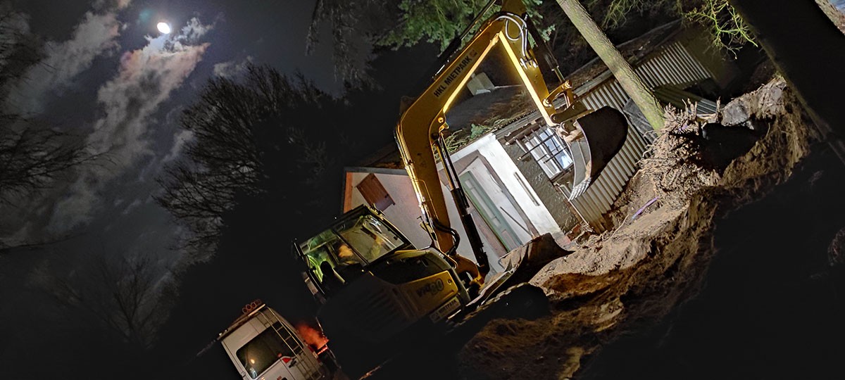 Arbeiten auf einer Baustelle bei Nacht