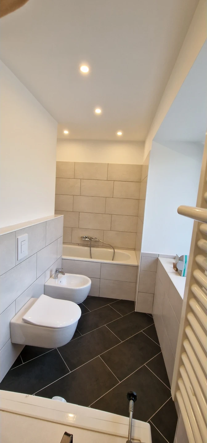 Helles fertig ausgebautes Badezimmer