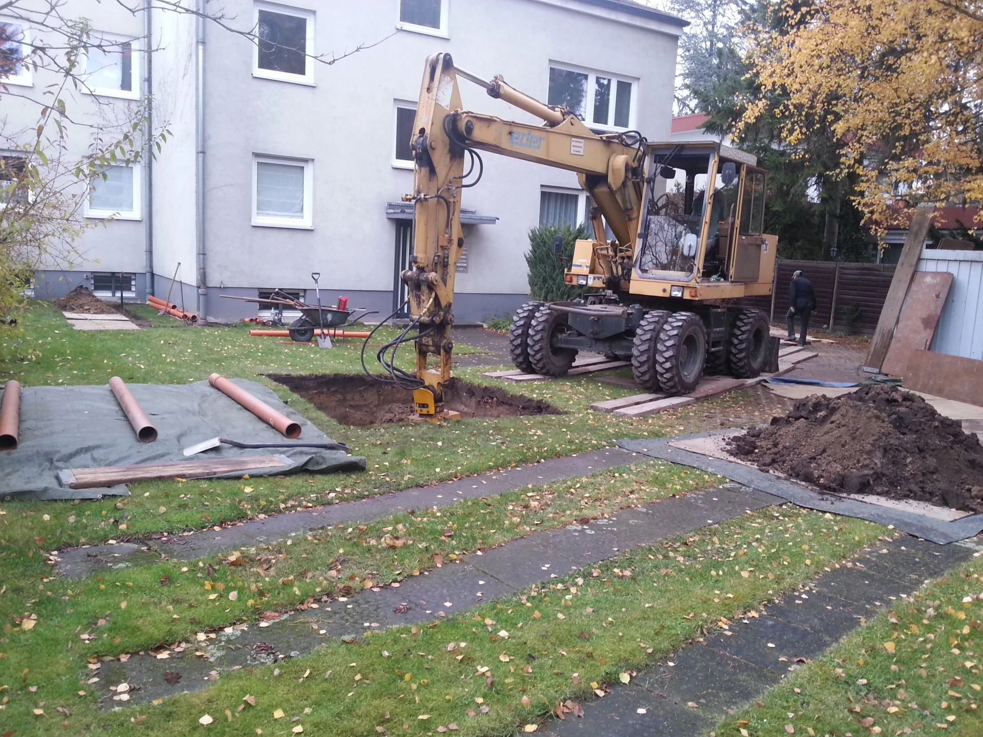 Maschinelle Erdarbeiten mit Bagger auf einem Grundstück