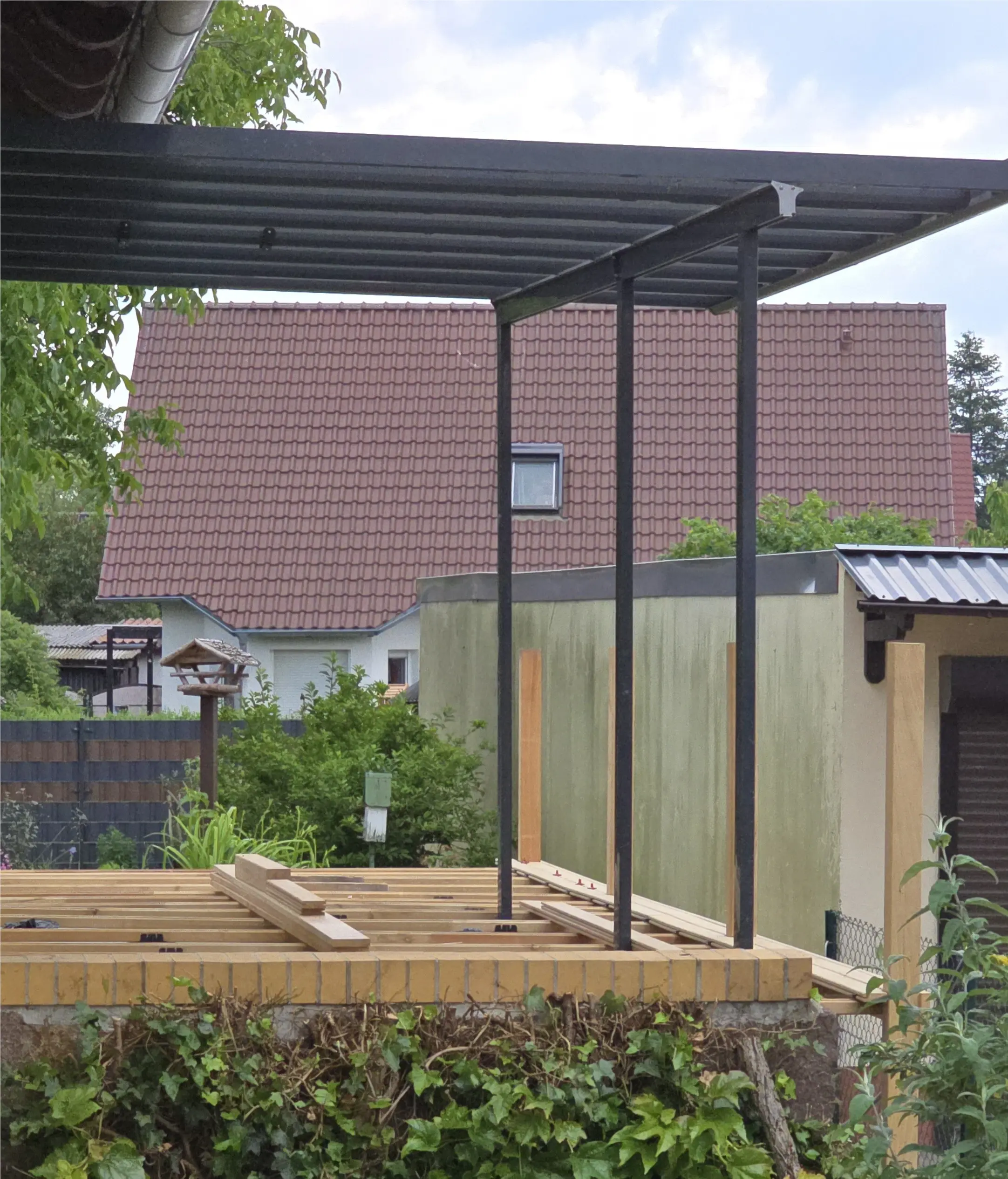 Ausgerichtete Terrassenkonstruktion mit vorbereitetem Holzmaterial
