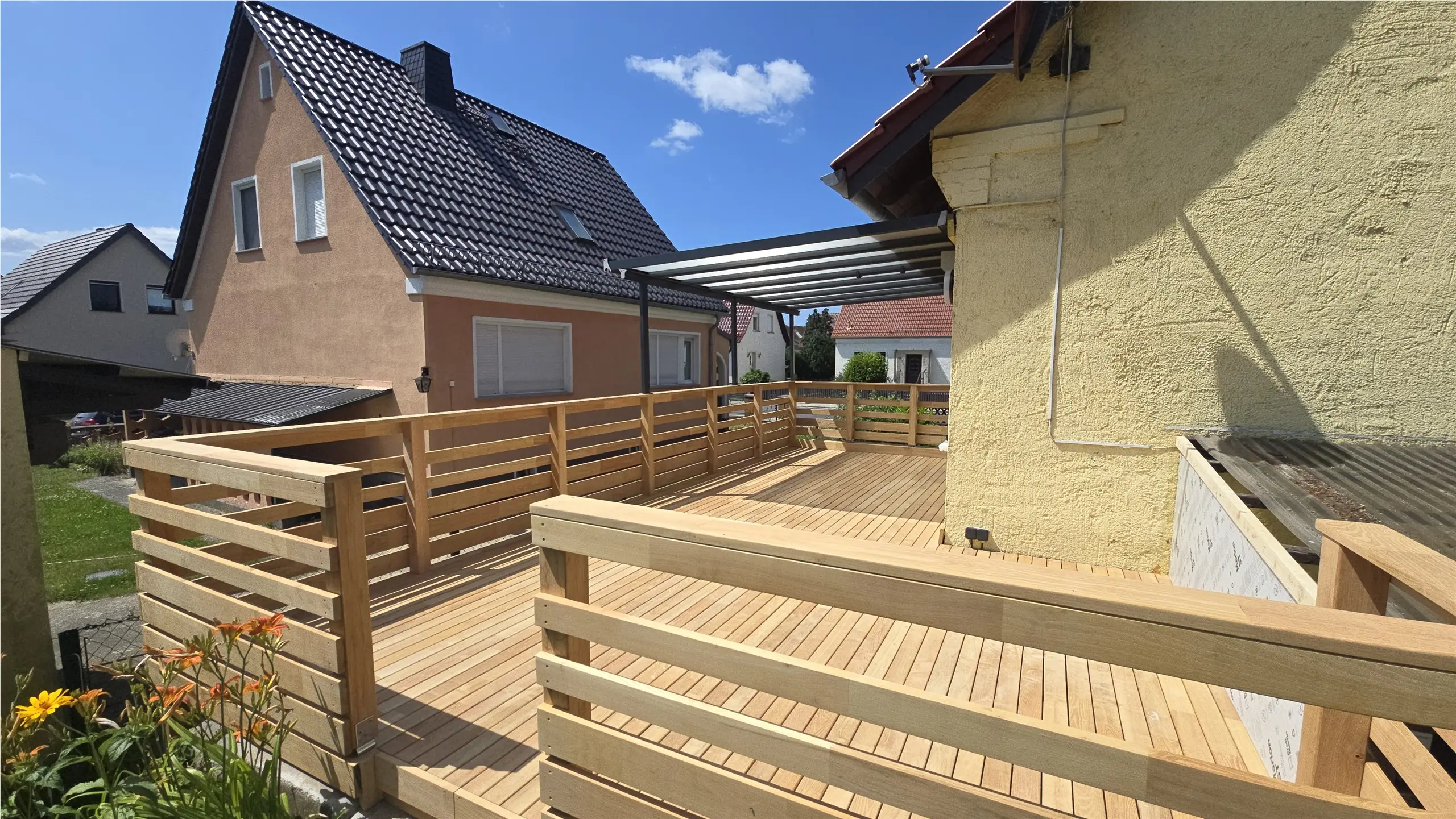 Neu gebaute Holzterrasse