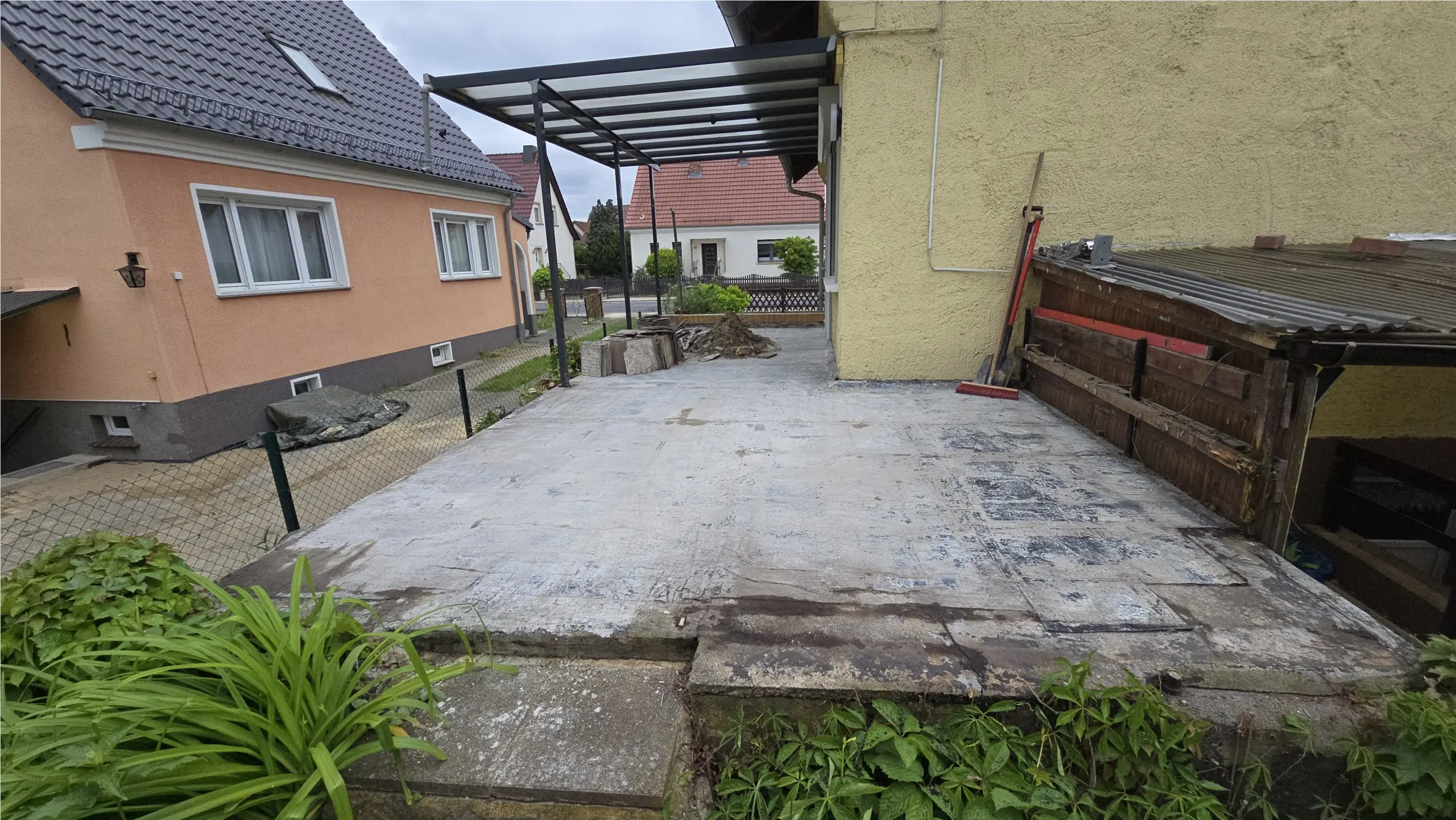 Freigelegte Terrassenfläche nach dem Entfernen der alten Platten