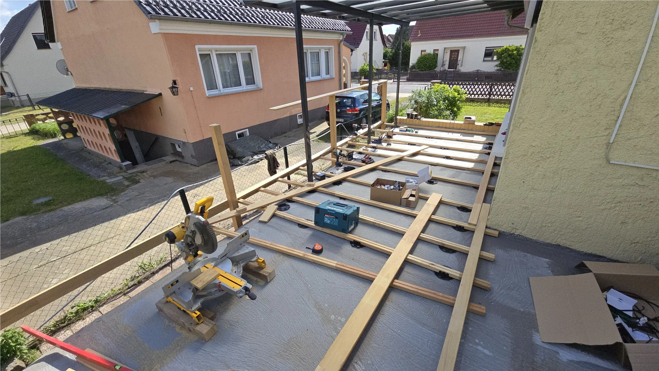 Herstellung der hölzernen Unterkonstruktion auf der Terrassenfläche